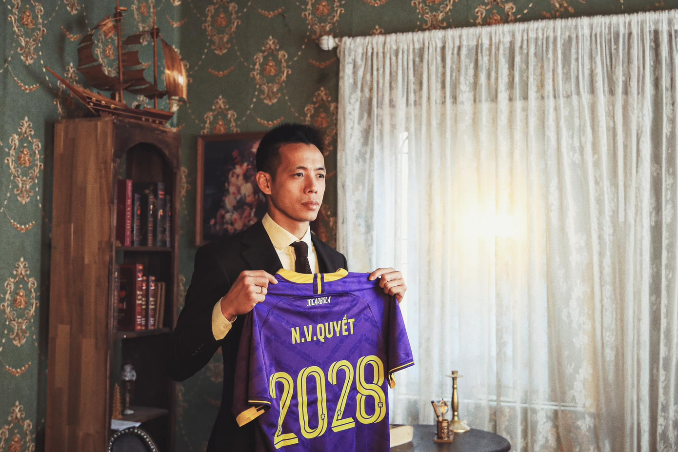 Văn Quyết được gia hạn hợp đồng đến năm 2028 với khoản lót tay được đồn đoán lớn hơn 10 tỷ. Văn Quyết được gia hạn hợp đồng đến năm 2028 với khoản lót tay được đồn đoán lớn hơn 10 tỷ.