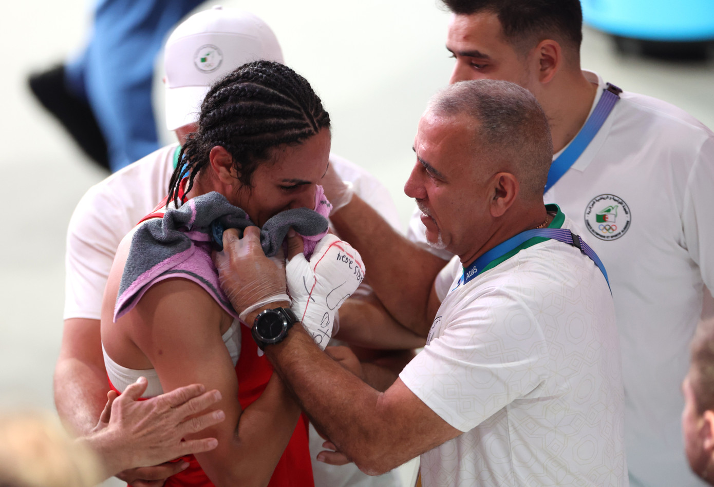 ... sau đó bật khóc và rời sàn đấu.