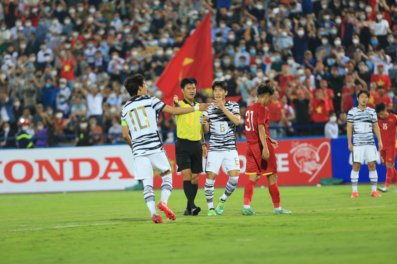 U20 Hàn Quốc trong trận lượt đi với U23 Việt Nam trên sân Việt Trì. (Ảnh: Trí Công)