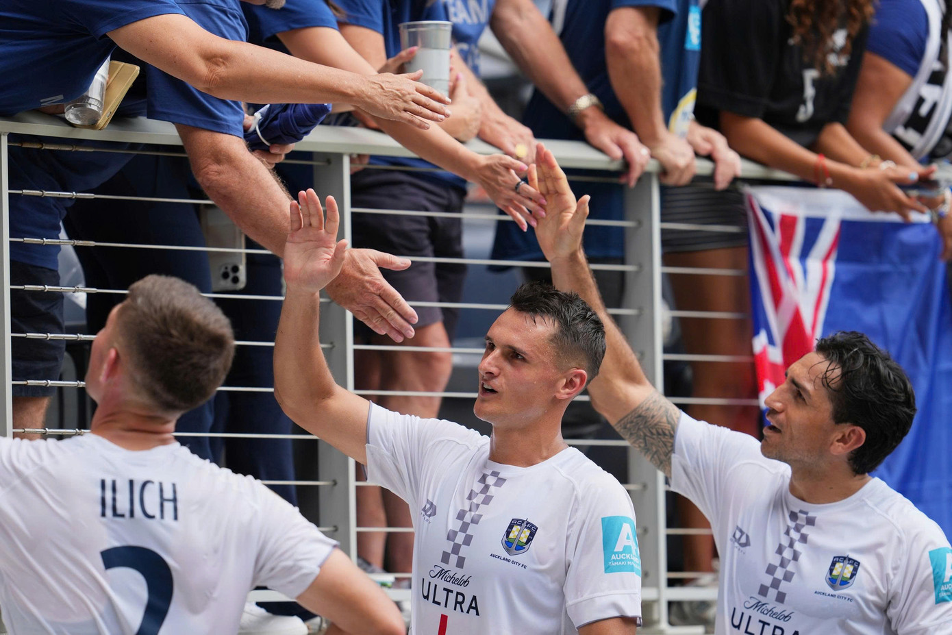 Các cầu thủ Auckland City nhận sự động viên từ người hâm mộ.