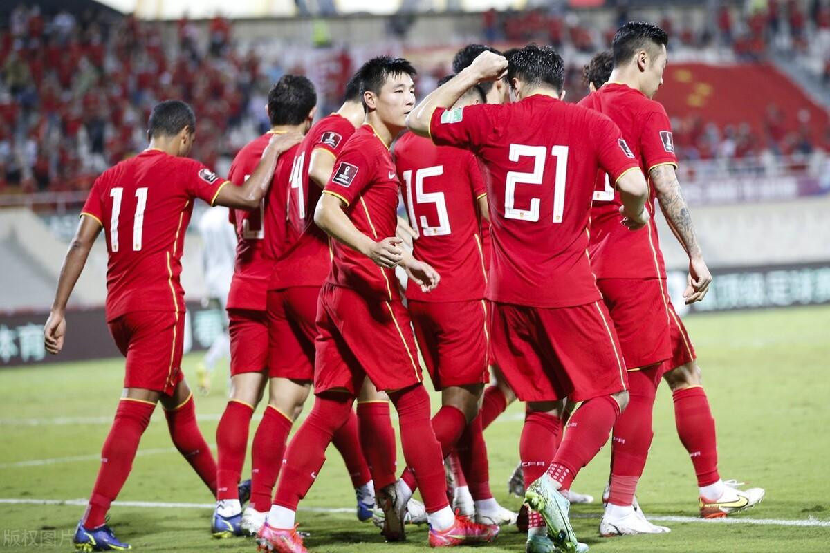 Có tới 52 cầu thủ được triệu tập để chuẩn bị cho 2 trận sắp tới của ĐT Trung Quốc. (Ảnh: Sina)