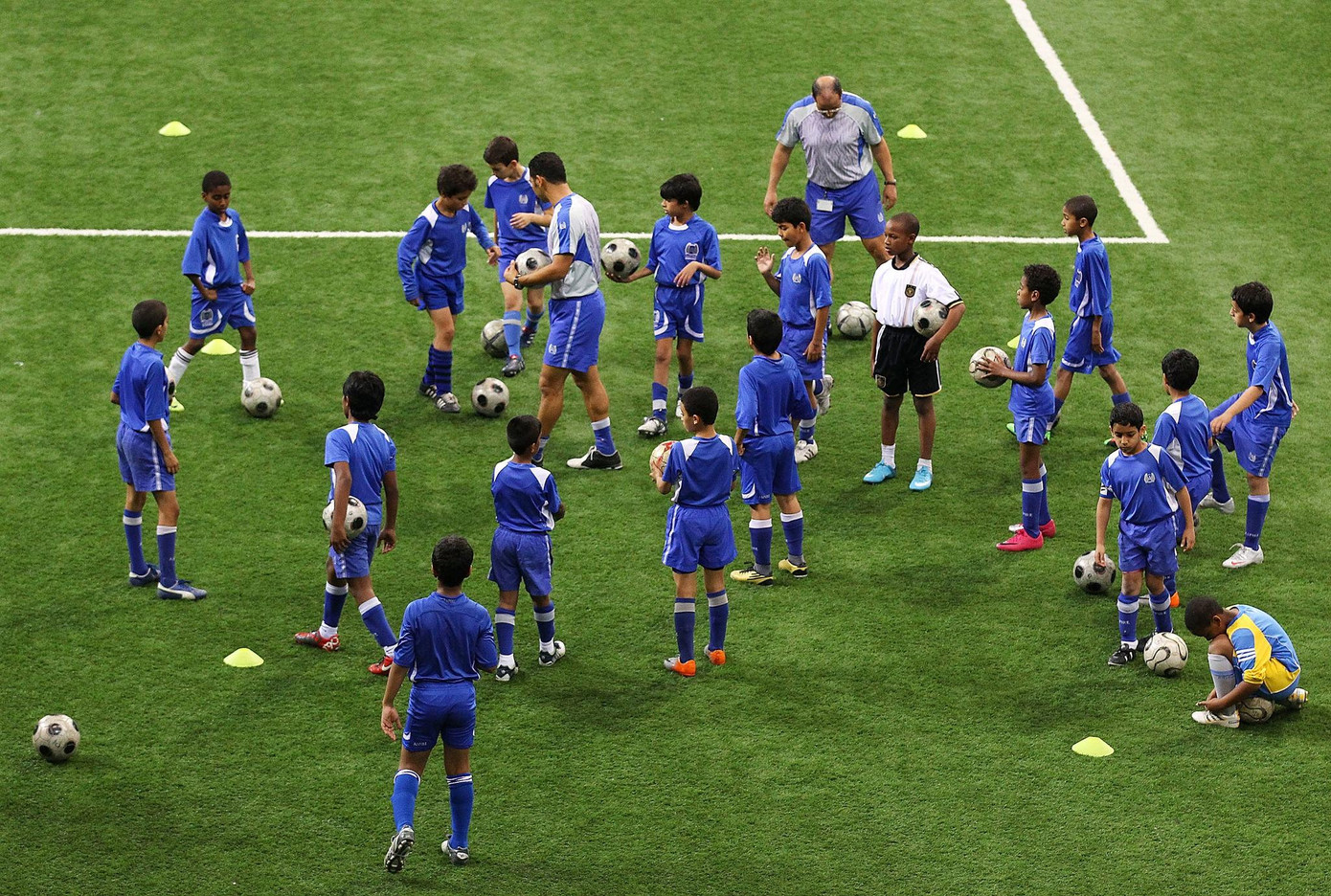 Những cầu thủ nhí tập luyện tại Học viện Aspire. (Ảnh: Getty Images)