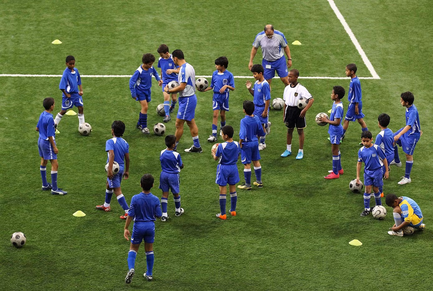 Những cầu thủ nhí tập luyện tại Học viện Aspire. (Ảnh: Getty Images)
