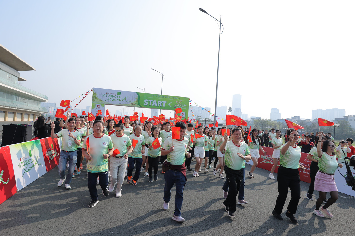 Những nụ cười trong lễ phát động Giải chạy “Vì tương lai xanh”. (Ảnh: Trọng Tài)