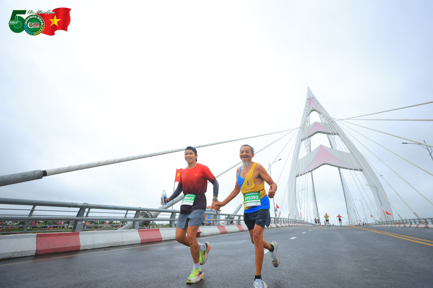 Chú Phạm Quốc Lương hoàn tất cự ly 42km bất chấp "đôi chân cứng ngắc" trong những km cuối.