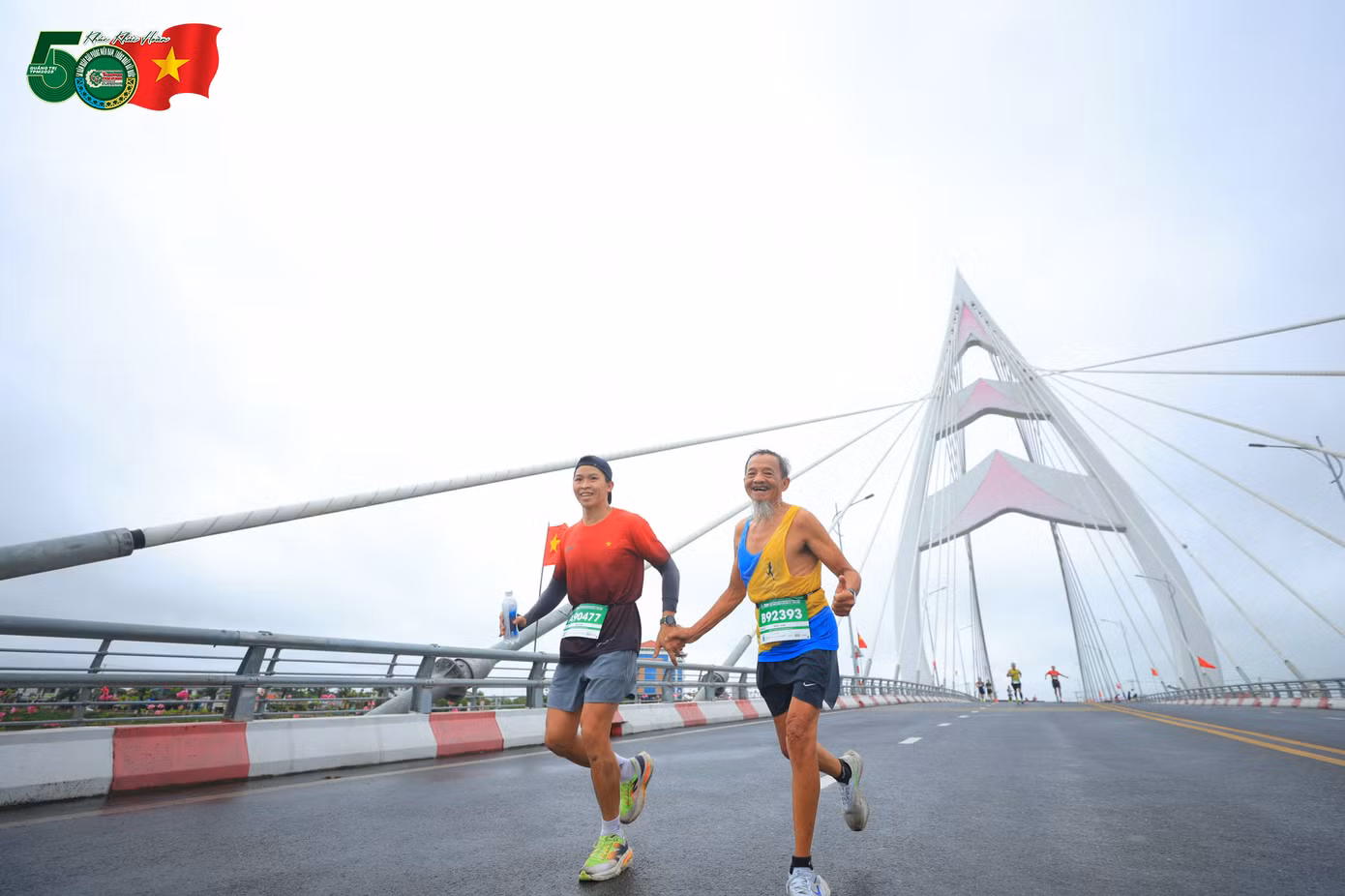 Chú Phạm Quốc Lương hoàn tất cự ly 42km bất chấp "đôi chân cứng ngắc" trong những km cuối.