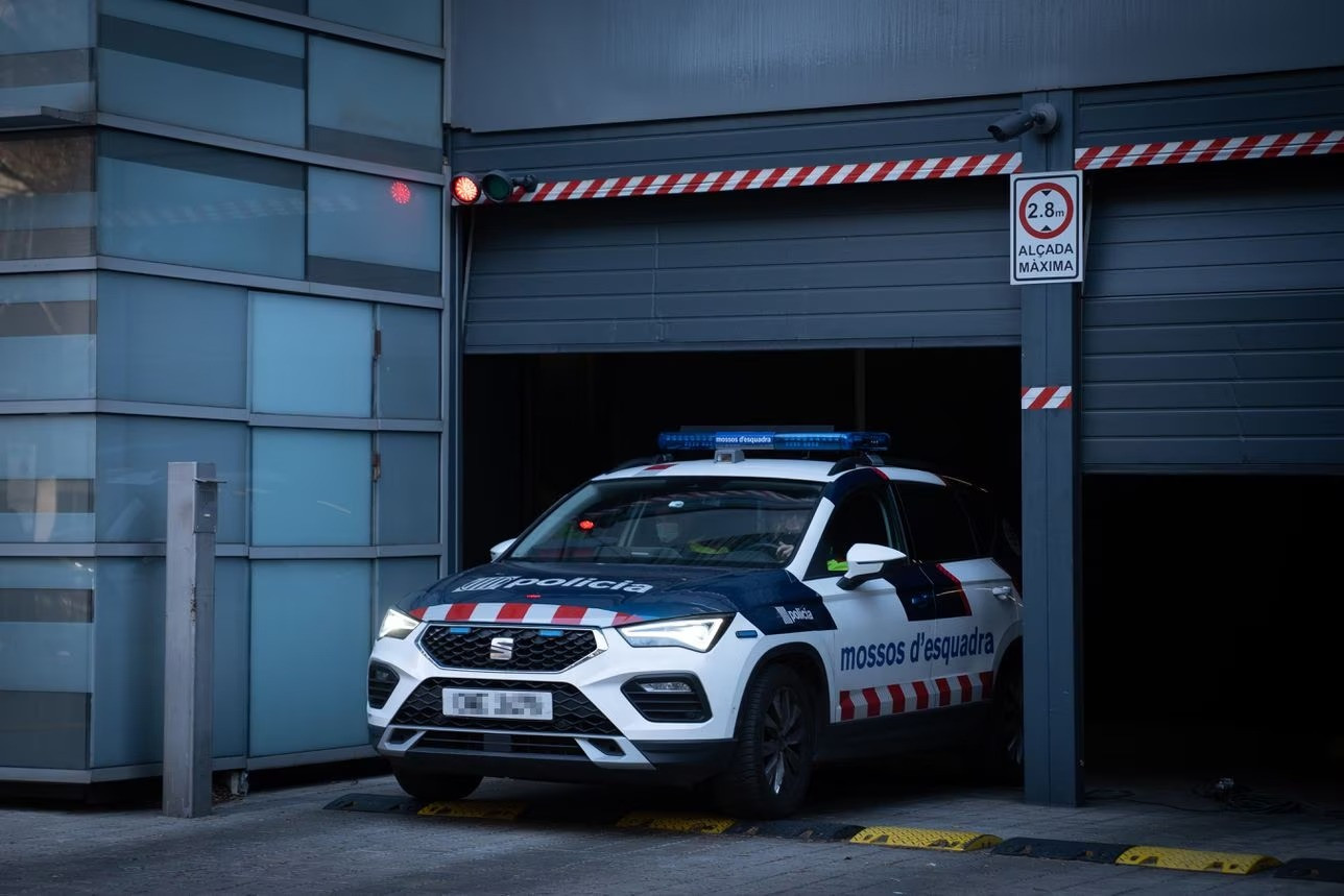 Xe cảnh sát chở Dani Alves tới nơi tạm giam. (Ảnh: AS) Xe cảnh sát chở Dani Alves tới nơi tạm giam. (Ảnh: AS)