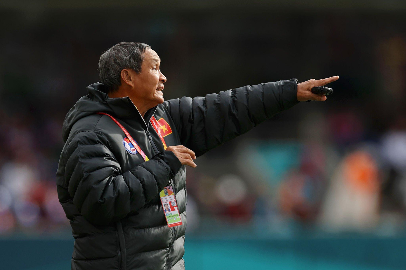 Ở bên ngoài, HLV Mai Đức Chung liên tục thúc giục học trò chơi nhanh hơn, quyết liệt hơn. Ông cùng các học trò đã thực hiện đúng lời hứa trước đó, rằng ĐT nữ Việt Nam sẽ không chùn bước và không sợ hãi. Ở bên ngoài, HLV Mai Đức Chung liên tục thúc giục học trò chơi nhanh hơn, quyết liệt hơn. Ông cùng các học trò đã thực hiện đúng lời hứa trước đó, rằng ĐT nữ Việt Nam sẽ không chùn bước và không sợ hãi.