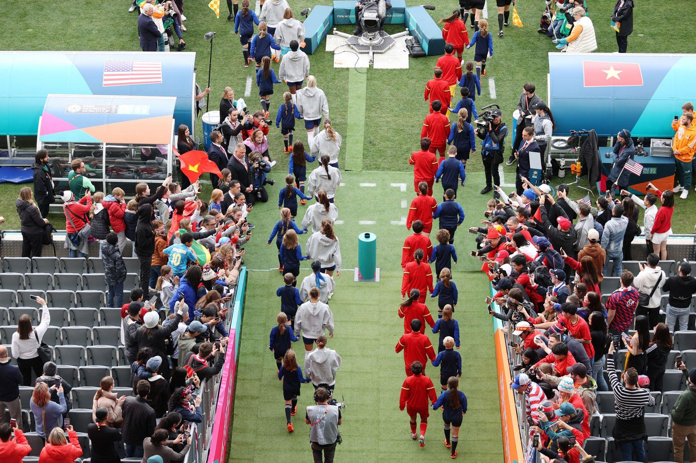 Và rồi các cô gái kim cương, những người hùng của bóng đá Việt Nam sải bước trên thảm cỏ Eden Park, chính thức ra mắt sân chơi World Cup. Và rồi các cô gái kim cương, những người hùng của bóng đá Việt Nam sải bước trên thảm cỏ Eden Park, chính thức ra mắt sân chơi World Cup.