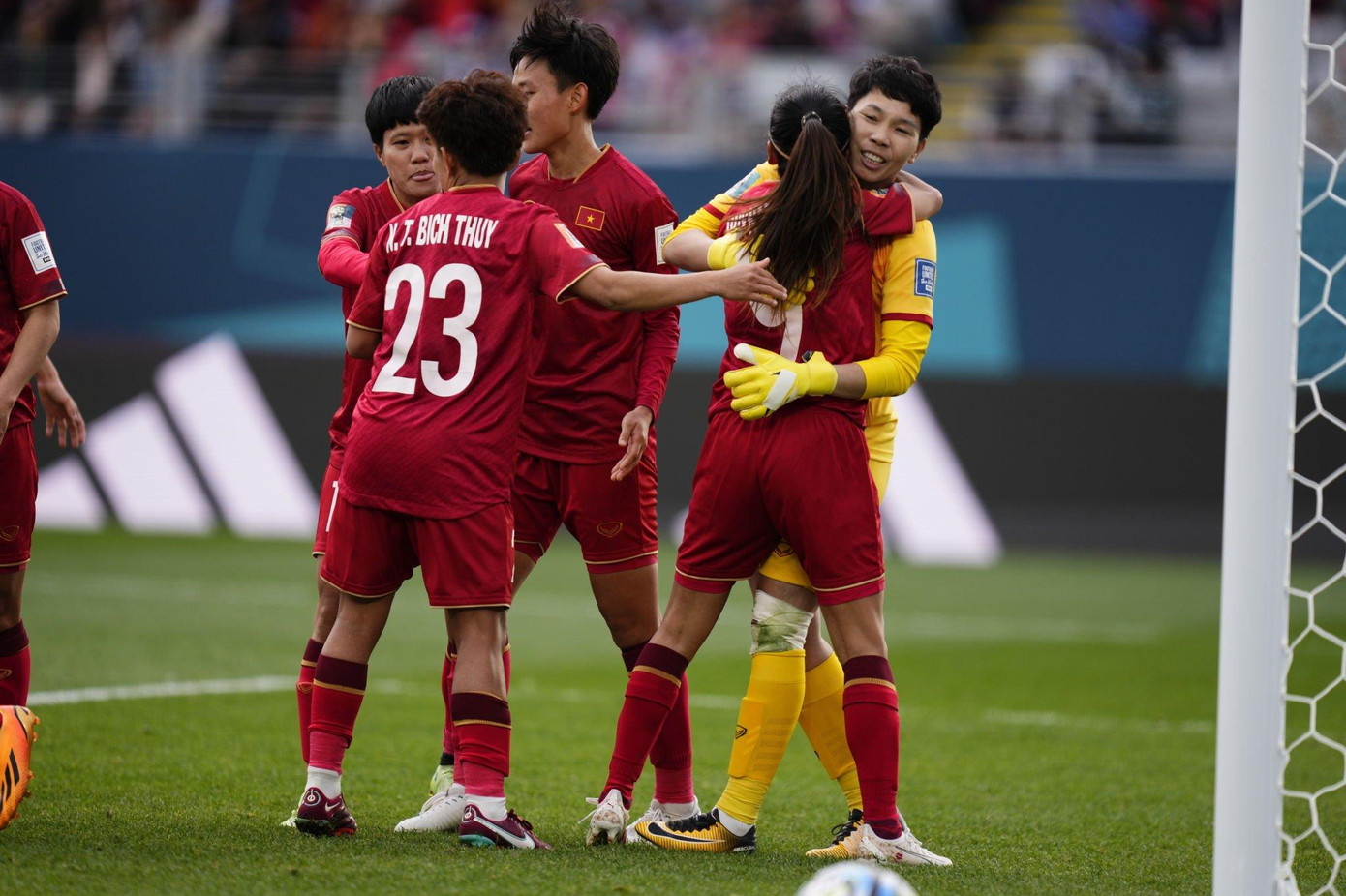 ĐT Mỹ đã tung ra 28 cú sút nhưng chỉ ghi được 3 bàn thắng. Thủ môn Kim Thanh đã có 5 tình huống cứu thua khó tin, bao gồm pha chặn đứng cú sút trên chấm 11m của Alex Morgan. ĐT Mỹ đã tung ra 28 cú sút nhưng chỉ ghi được 3 bàn thắng. Thủ môn Kim Thanh đã có 5 tình huống cứu thua khó tin, bao gồm pha chặn đứng cú sút trên chấm 11m của Alex Morgan.