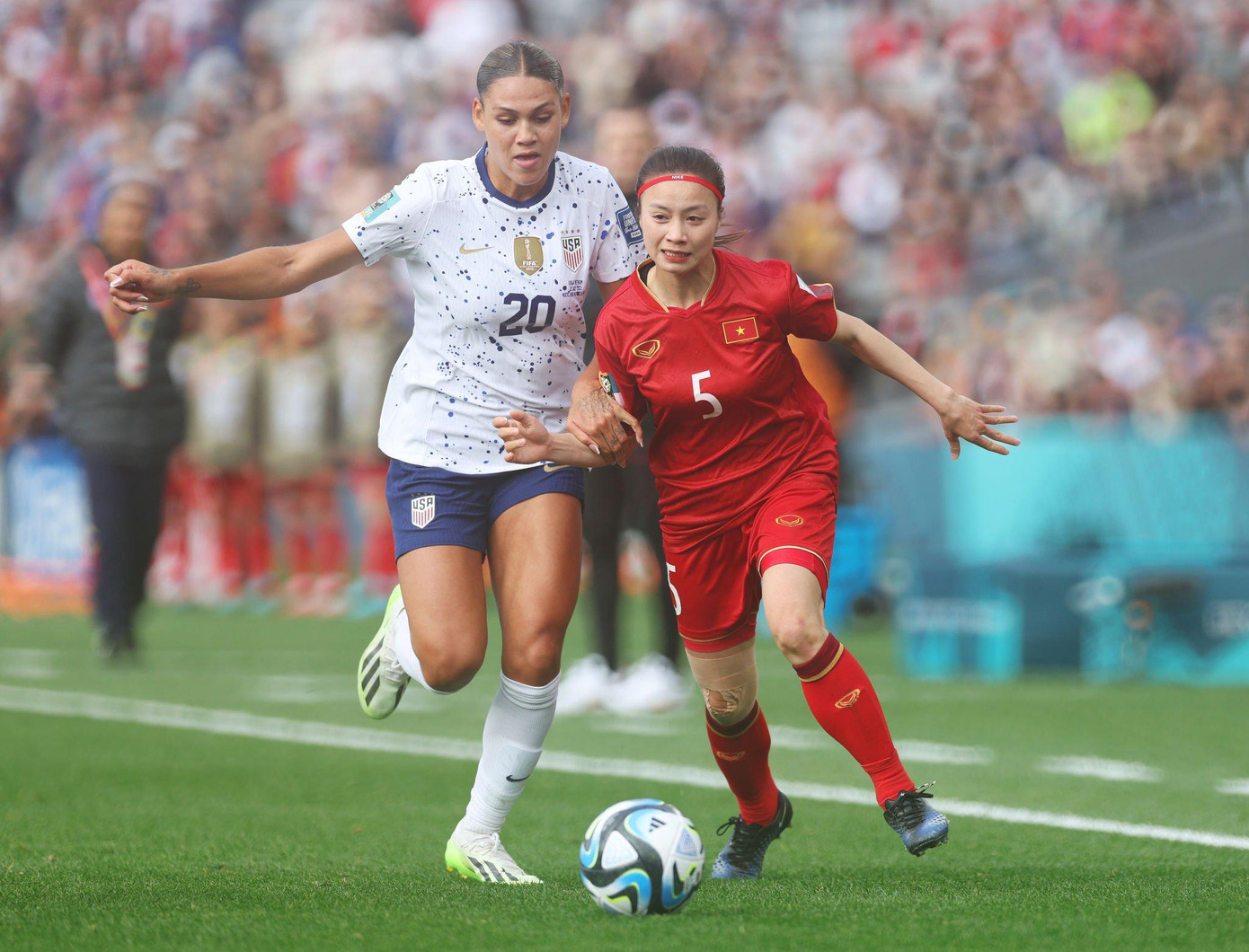 Dù trước mặt là đội bóng số một từng 4 lần vô địch thế giới, nhưng ĐT nữ Việt Nam không hề tỏ ra sợ hãi. Dù trước mặt là đội bóng số một từng 4 lần vô địch thế giới, nhưng ĐT nữ Việt Nam không hề tỏ ra sợ hãi.