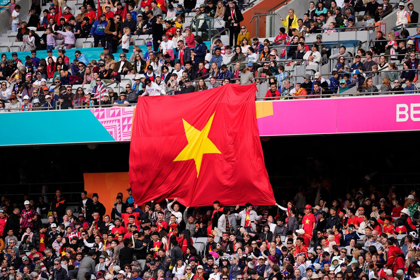 Từ rất sớm, lá cờ Tổ quốc đã được treo lên trên khán đài Eden Park, nơi diễn ra trận đấu giữa ĐT nữ Việt Nam và ĐT nữ Mỹ. Từ rất sớm, lá cờ Tổ quốc đã được treo lên trên khán đài Eden Park, nơi diễn ra trận đấu giữa ĐT nữ Việt Nam và ĐT nữ Mỹ.