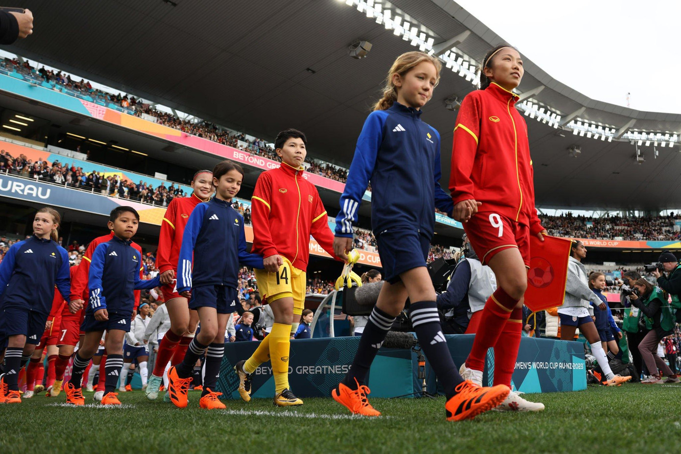 Và rồi các cô gái kim cương, những người hùng của bóng đá Việt Nam sải bước trên thảm cỏ Eden Park, chính thức ra mắt sân chơi World Cup. Và rồi các cô gái kim cương, những người hùng của bóng đá Việt Nam sải bước trên thảm cỏ Eden Park, chính thức ra mắt sân chơi World Cup.