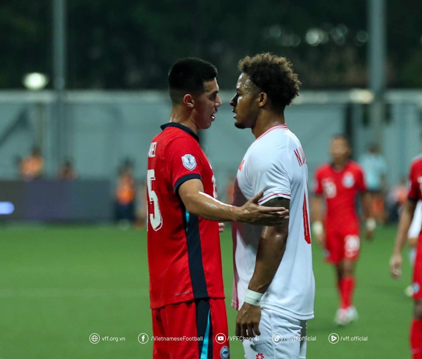 Xuân Son bị đối thủ làm phiền cả trận, sau đó đáp trả bằng màn trình diễn bùng nổ. (Ảnh: VFF)