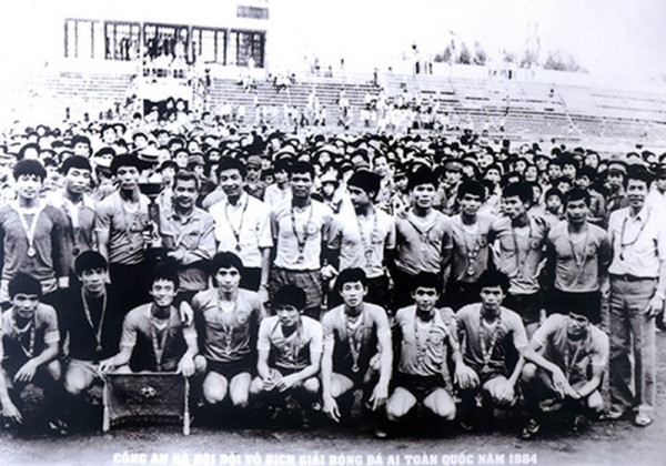 Đội Tổng cục Đường sắt vô địch giải A1 Toàn quốc năm 1980, với ông Mai Đức Chung đứng thứ 6 từ trái sang và HLV Trần Duy Long đứng thứ hai từ phải sang (ảnh 1) cùng hai đội Công an Hà Nội, Hải Quan TP.HCM.