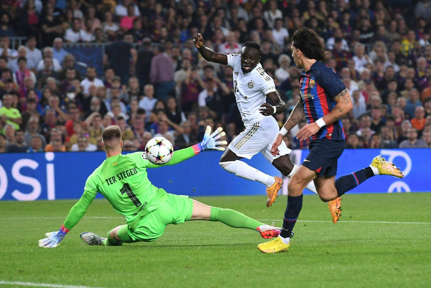 Đường chuyền sắc sảo của Gnabry và sự dũng mãnh của Mane dẫn đến bàn mỏ tỷ số. (Ảnh: Getty Images) Đường chuyền sắc sảo của Gnabry và sự dũng mãnh của Mane dẫn đến bàn mỏ tỷ số. (Ảnh: Getty Images)