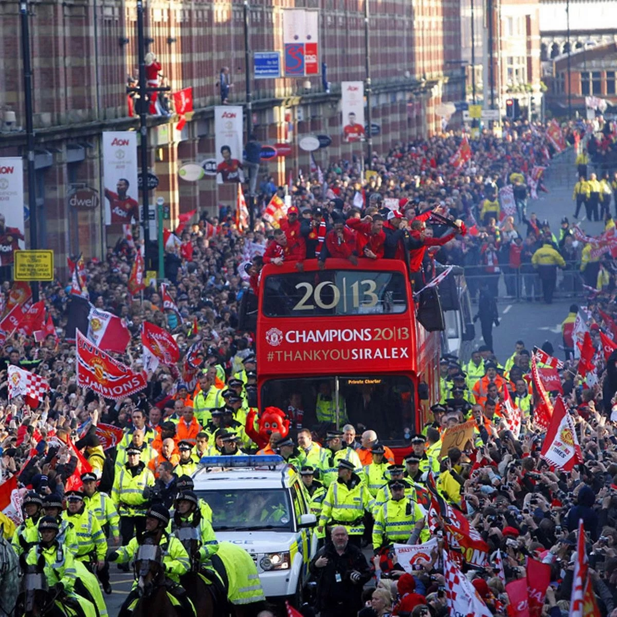 Lễ diễu hành xe bus gần nhất của MU diễn ra vào năm 2013, mùa cuối của Sir Alex Ferguson.