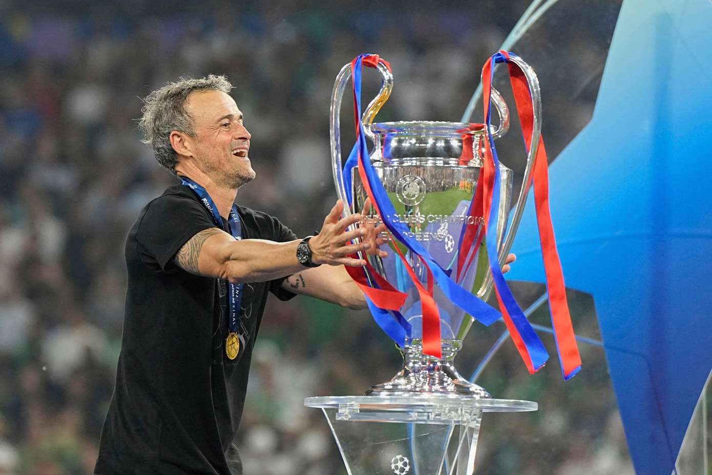 Khoảnh khắc đáng nhớ của HLV 55 tuổi trong đêm chiến thắng.