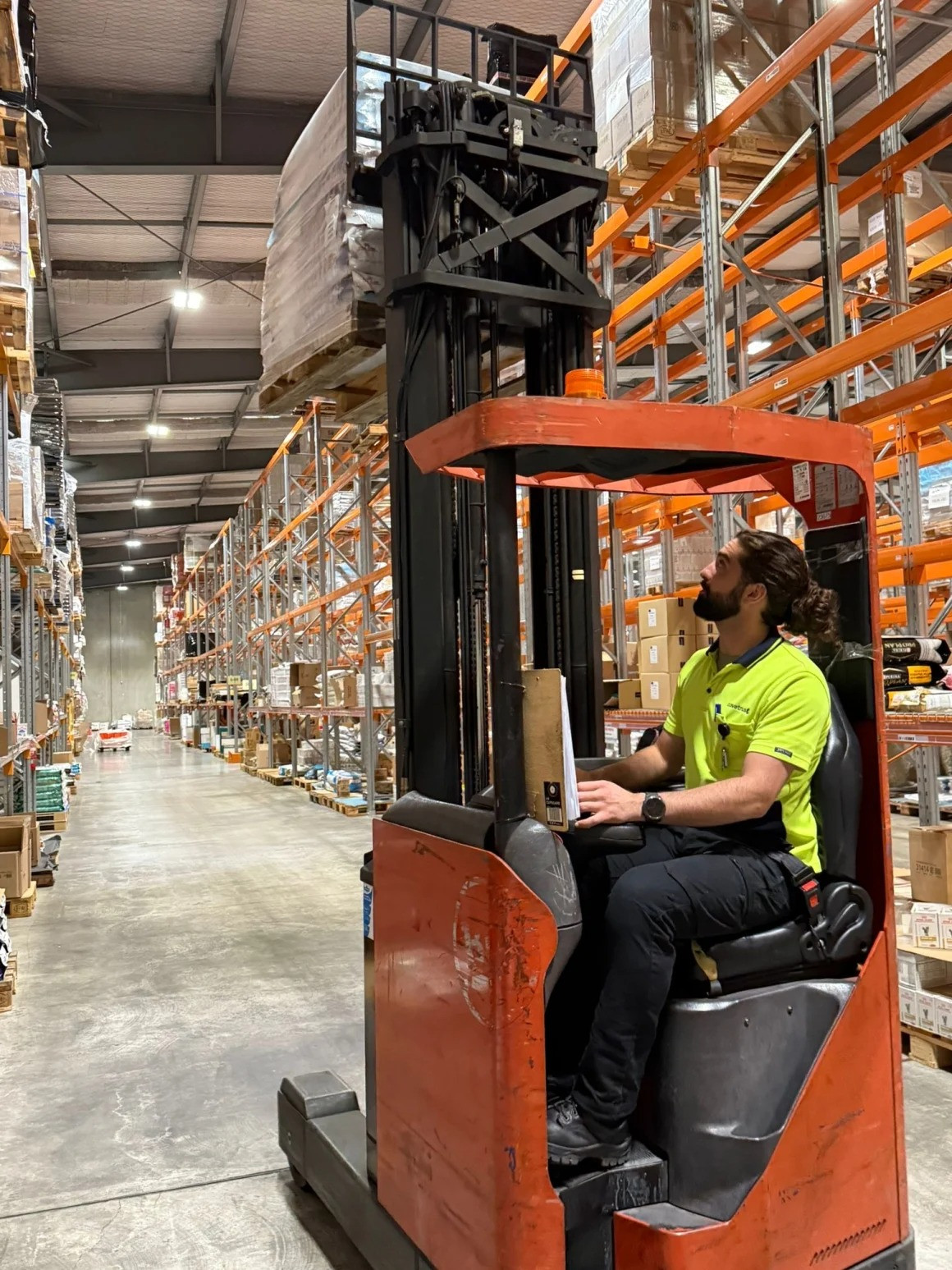 Thủ môn Conor Tracey hiện làm công việc bốc dỡ hàng hóa ở công ty dược phẩm thú y. Thủ môn Conor Tracey hiện làm công việc bốc dỡ hàng hóa ở công ty dược phẩm thú y.