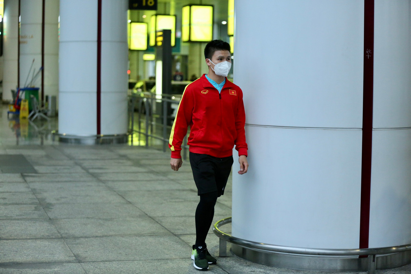 Quang Hải luôn gây sự chú ý mỗi khi xuất hiện. Tuy nhiên trong buổi chiều cuối cùng của năm dương lịch 2022, không nhiều người hâm mộ có mặt ở Nội Bài.