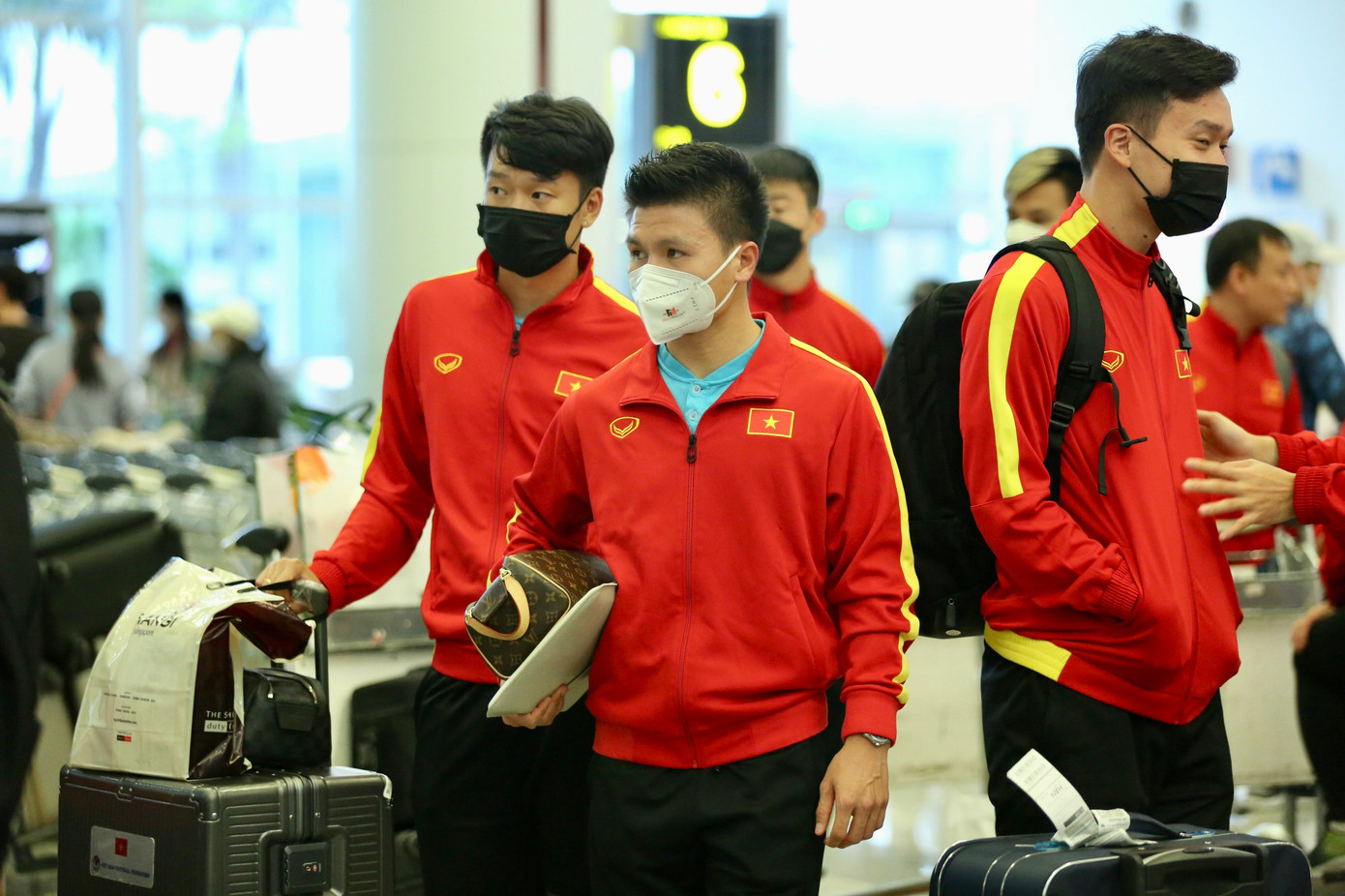 Quang Hải luôn gây sự chú ý mỗi khi xuất hiện. Tuy nhiên trong buổi chiều cuối cùng của năm dương lịch 2022, không nhiều người hâm mộ có mặt ở Nội Bài.