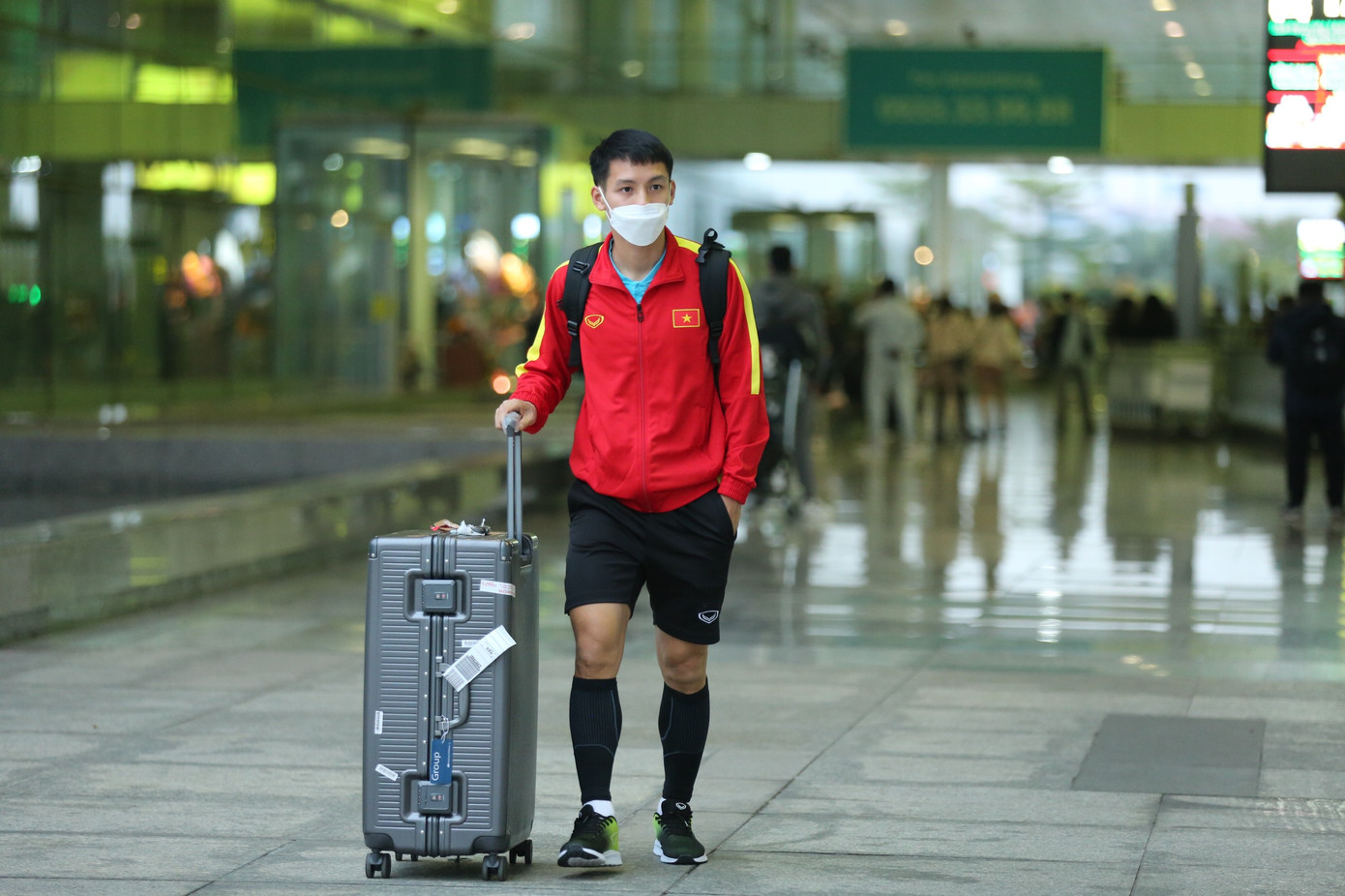 Đội trưởng Đỗ Hùng Dũng là một trong những trụ cột hiếm hoi đá chính trận gặp Singapore.