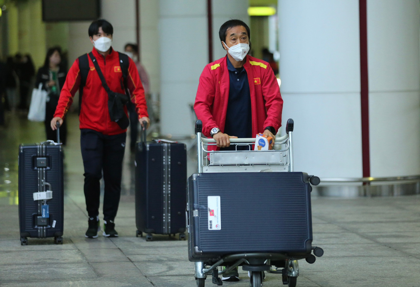 Trợ lý Lee Young-jin, cánh tay phải của HLV Park Hang-seo tại Nội Bài.