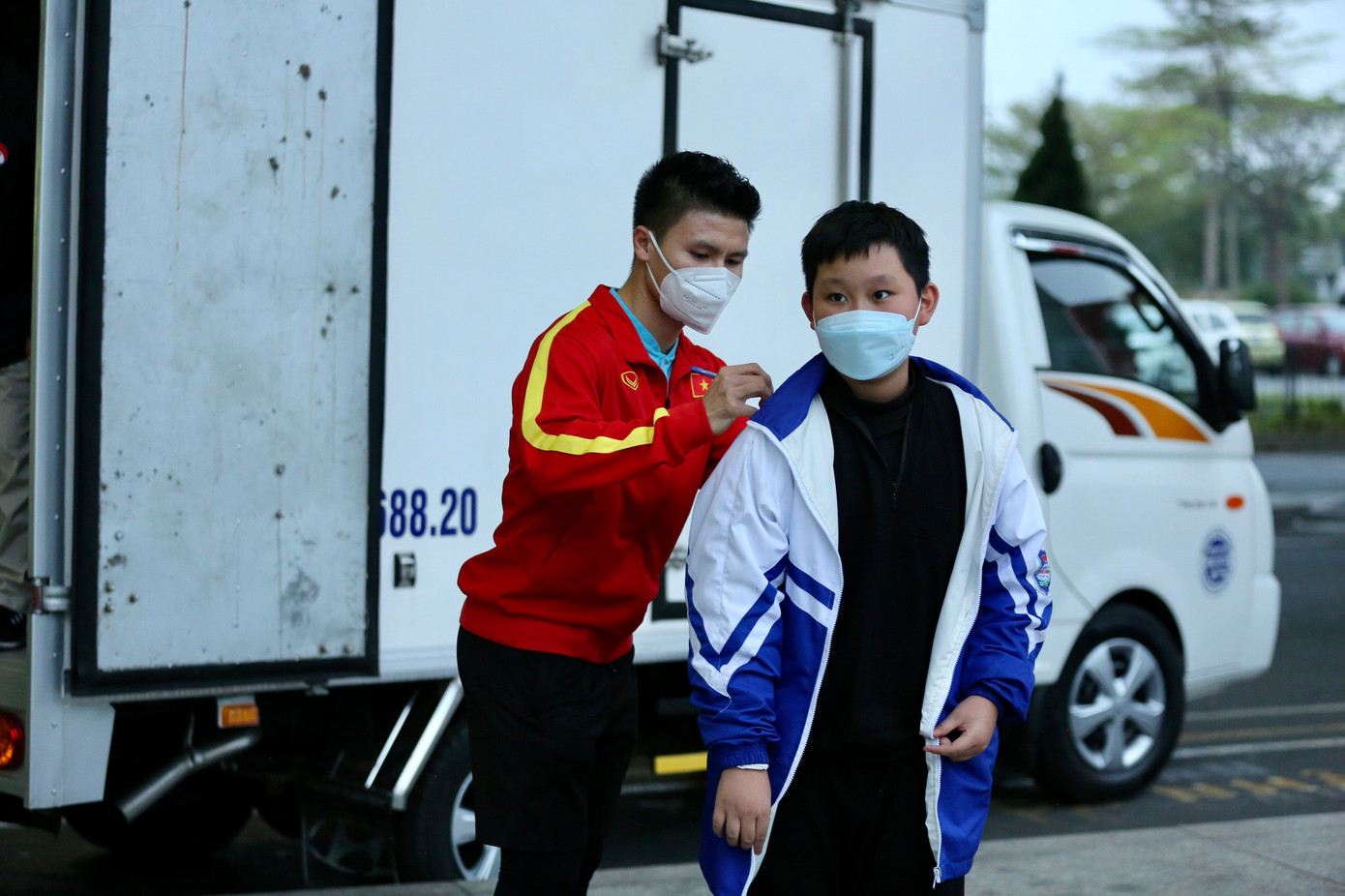 Quang Hải luôn gây sự chú ý mỗi khi xuất hiện. Tuy nhiên trong buổi chiều cuối cùng của năm dương lịch 2022, không nhiều người hâm mộ có mặt ở Nội Bài.