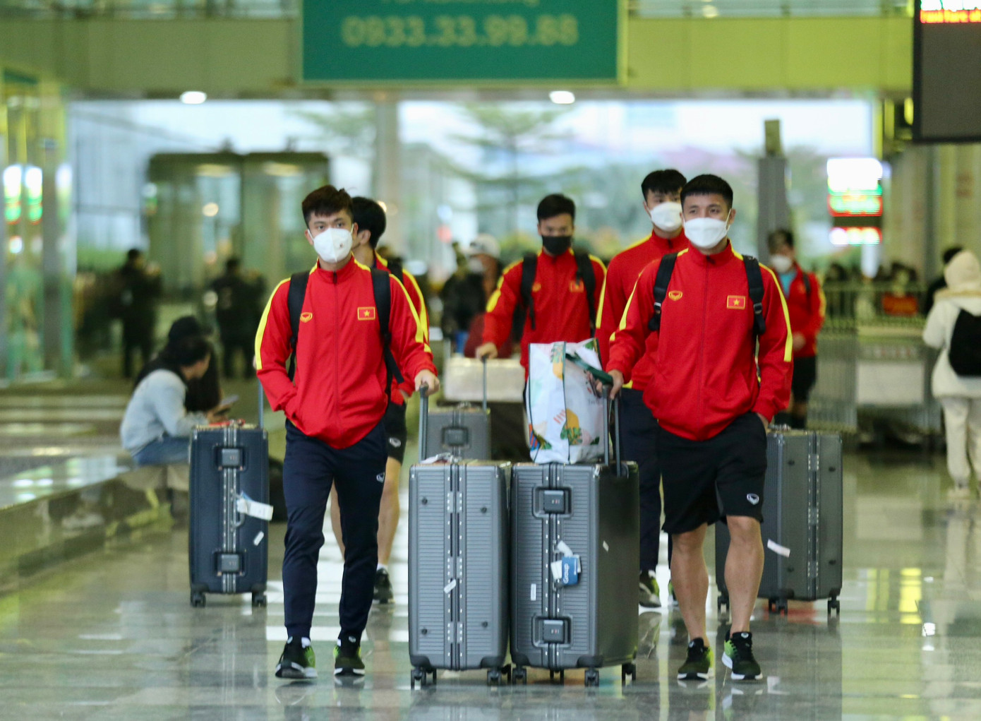 Dàn tuyển thủ trên đường rời Nội Bài, hướng đến trận đấu cuối gặp Myanmar.