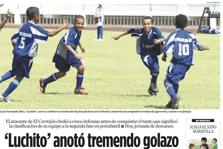 Diaz, còn được gọi là Luchito, trên trang báo Colombia khi còn nhỏ (thứ hai từ phải sang). Diaz, còn được gọi là Luchito, trên trang báo Colombia khi còn nhỏ (thứ hai từ phải sang).