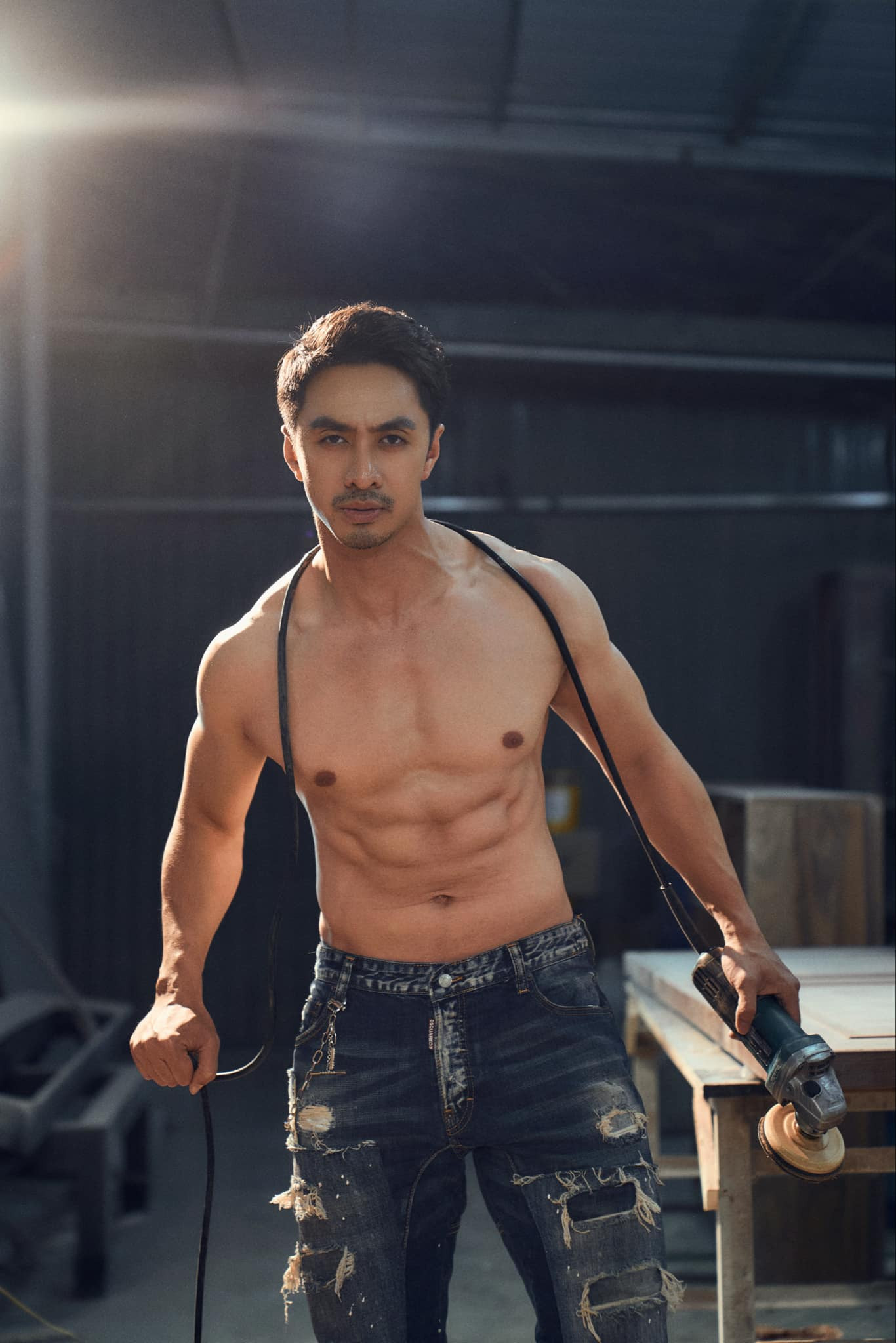 Trương Hoàng khoe thân hình cường tráng trong xưởng mộc bộn bề.