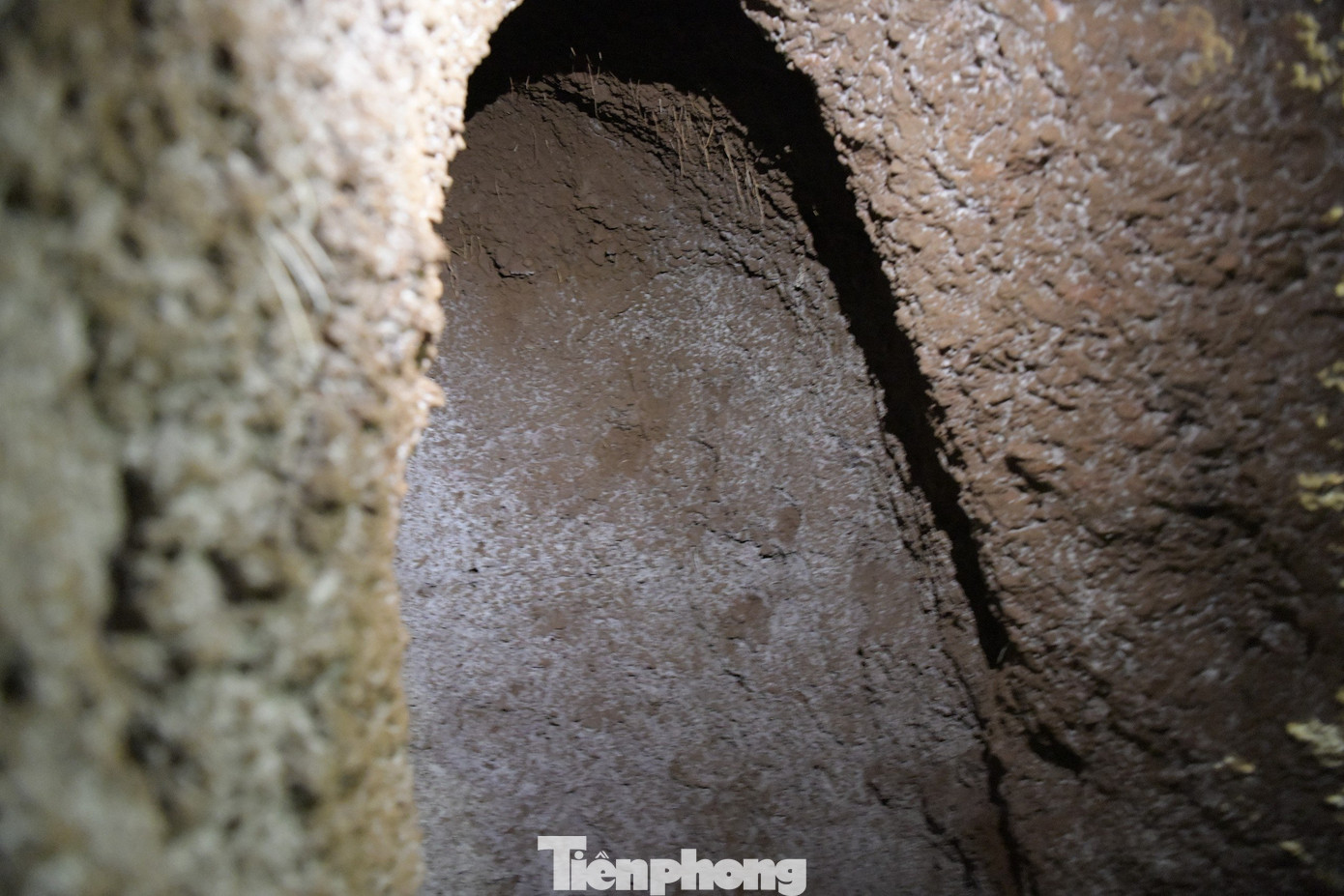 Trong 15 tháng, hơn 100.000 nhân công đã hoàn thành công trình Địa đạo Gò Thì Thùng chạy theo hướng bắc nam xuyên qua gò Thì Thùng với tổng chiều dài gần 2km và độ sâu trung bình 5m dưới mặt đất.