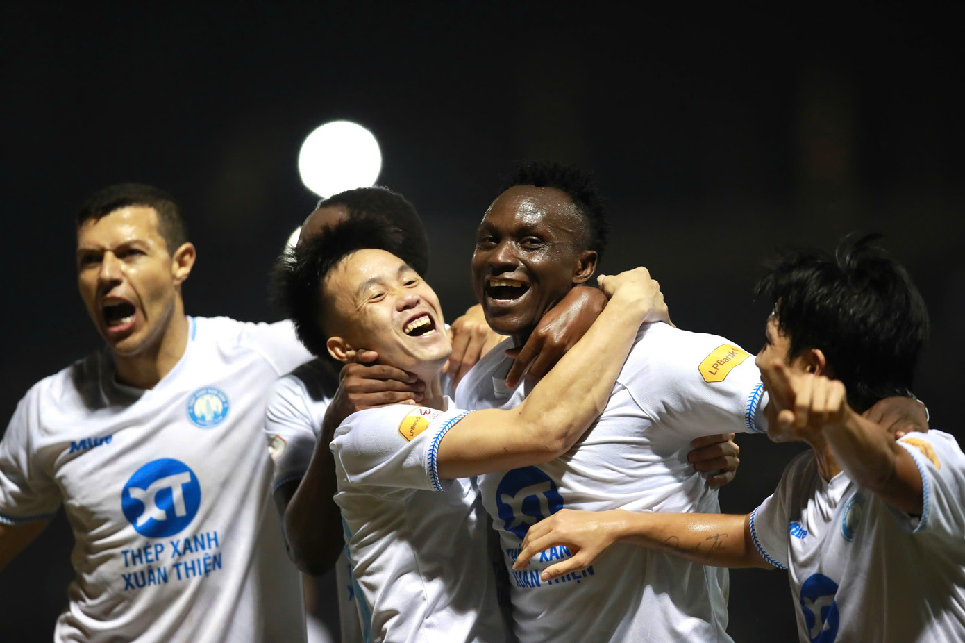 Thanh Hóa và Nam Định níu chân nhau tại xứ Thanh ảnh 26