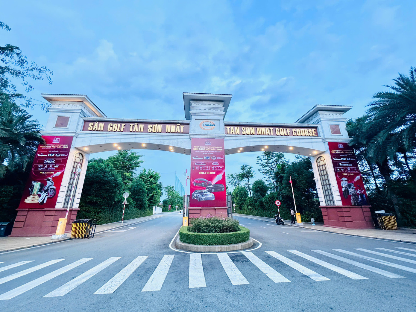 Trong lần đầu tổ chức, Tiền Phong Golf Championship - Non sông một dải đã chọn sân Golf Tân Sơn Nhất là nơi tranh tài của 234 golfer đến từ mọi miền Tổ quốc. Trong lần đầu tổ chức, Tiền Phong Golf Championship - Non sông một dải đã chọn sân Golf Tân Sơn Nhất là nơi tranh tài của 234 golfer đến từ mọi miền Tổ quốc.