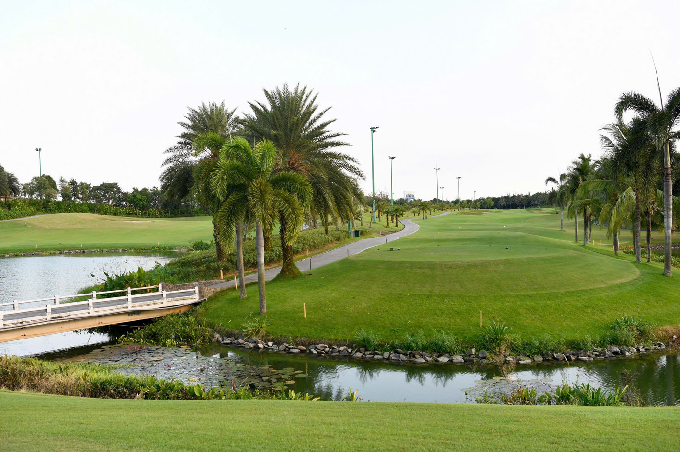 Mặt sân sử dụng loại cỏ cao cấp paspalum cả ở khu vực phát bóng, fairway và green. Sân cũng tận dụng tối đa địa hình tự nhiên, bên cạnh những bẫy cát, hồ nước để tạo nên nhiều thử thách hấp dẫn với các golfer.