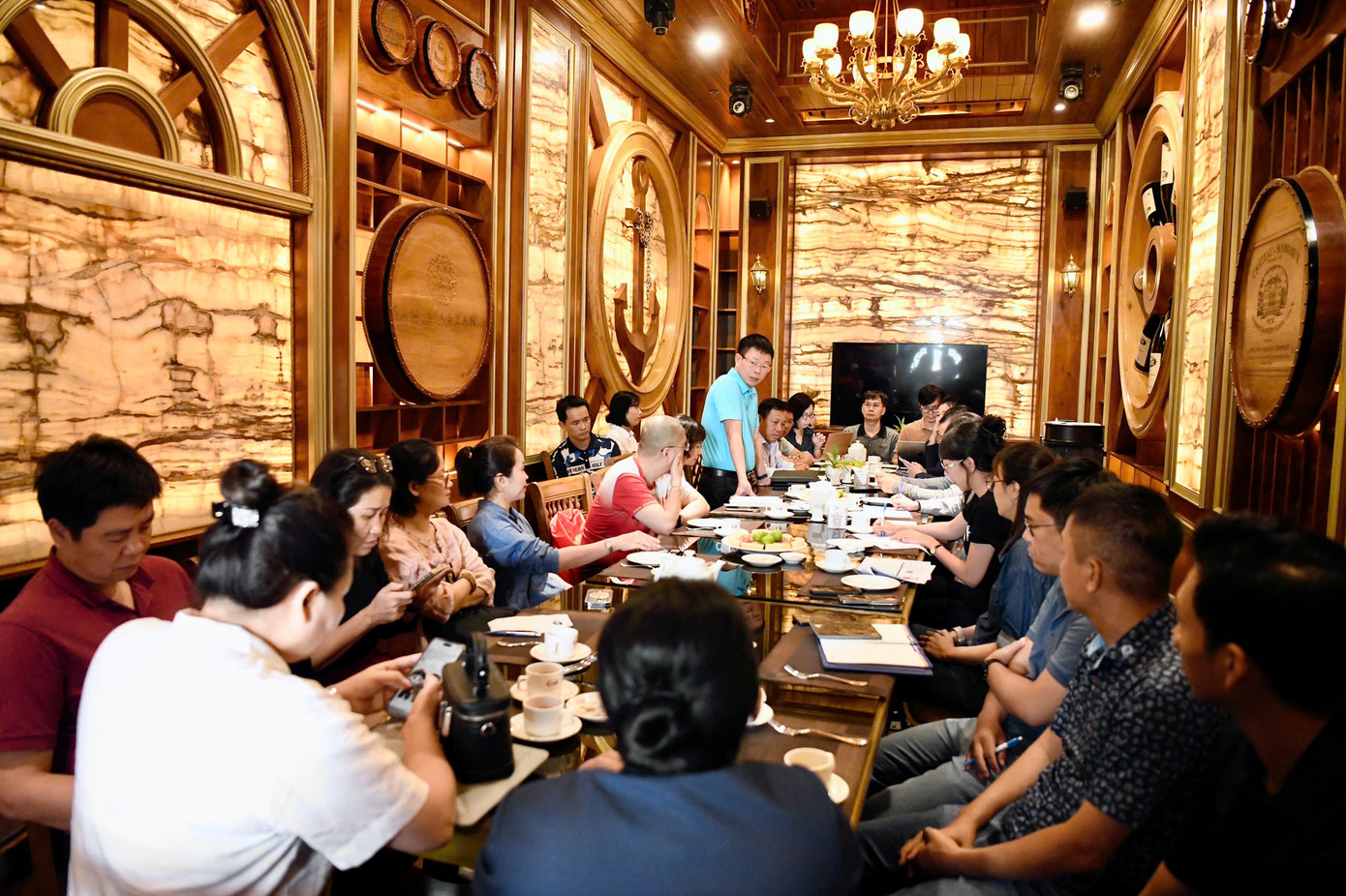 Ngày 26/4, tức một ngày trước khi Giải Tiền Phong Golf Championship - Non sông một dải, lần thứ nhất - năm 2025 diễn ra tại sân golf Tân Sơn Nhất, Ban tổ chức đã họp bàn nhằm rà soát công tác chuẩn bị, đảm bảo từ sân bãi đến hậu cần phải được chuẩn bị chu đáo và kỹ lưỡng.