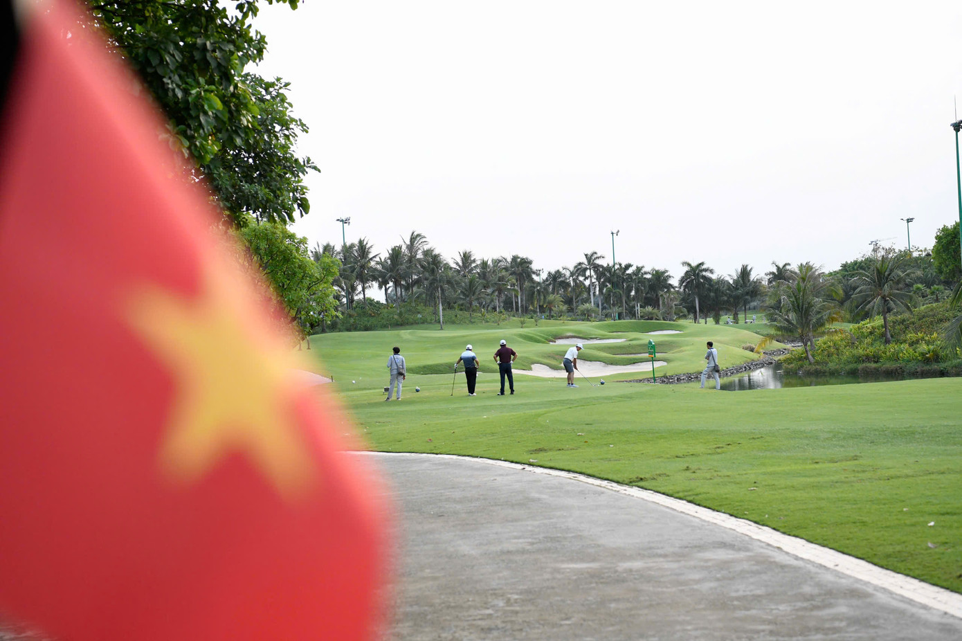 Theo đánh giá của nhiều chuyên gia, sân golf Tân Sơn Nhất là địa điểm vô cùng thích hợp, đảm bảo tính chuyên môn cao của giải đấu bởi 36 hố đấu đầy thách thức được Nelson & Haworth thiết kế. Theo đánh giá của nhiều chuyên gia, sân golf Tân Sơn Nhất là địa điểm vô cùng thích hợp, đảm bảo tính chuyên môn cao của giải đấu bởi 36 hố đấu đầy thách thức được Nelson & Haworth thiết kế.