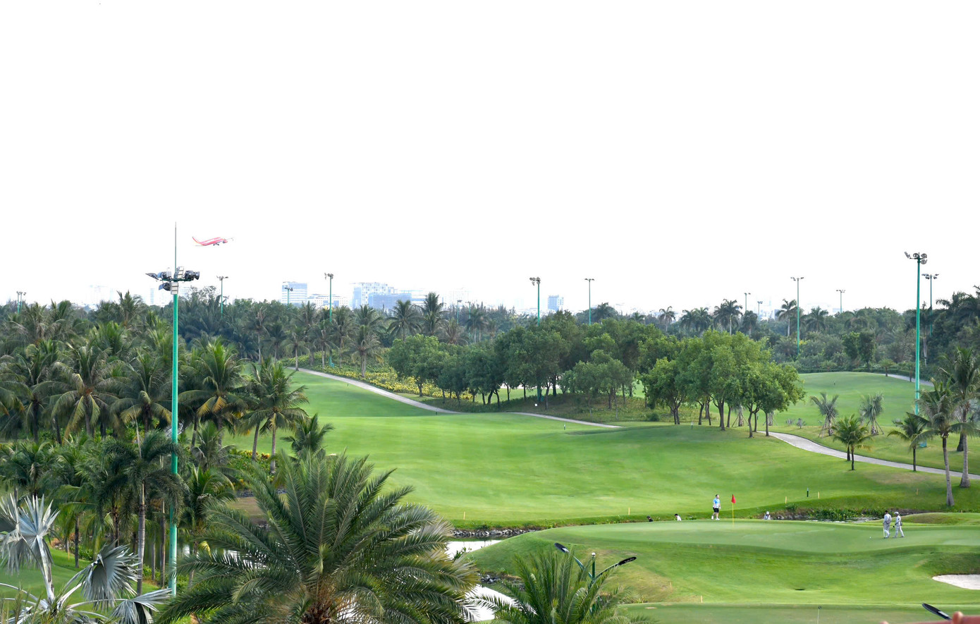 Chính thức đi vào hoạt động từ năm 2015, sân golf Tân Sơn Nhất có tổng diện tích hơn 150 ha, với 4 sân (A, B, C và D) và đều được thiết kế 9 lỗ golf, số gậy tiêu chuẩn mỗi sân là 36. Chính thức đi vào hoạt động từ năm 2015, sân golf Tân Sơn Nhất có tổng diện tích hơn 150 ha, với 4 sân (A, B, C và D) và đều được thiết kế 9 lỗ golf, số gậy tiêu chuẩn mỗi sân là 36.