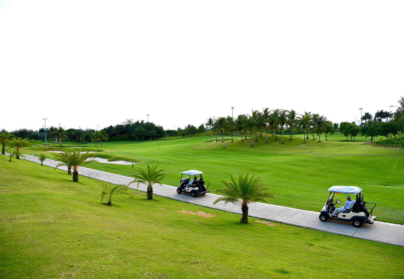 Đặc điểm nổi bật của sân golf Tân Sơn Nhất chính là các hố có khoảng cách dài, các bẫy cát bố trí hiểm hóc, sâu và sử dụng loại cát xốp, để nếu bóng rơi xuống sẽ rất chật vật mới có thể thoát ra. Một chi tiết ấn tượng khác chính là khung cảnh đầy thơ mộng, với màu xanh trải dài bởi cây cối và thảm cỏ.