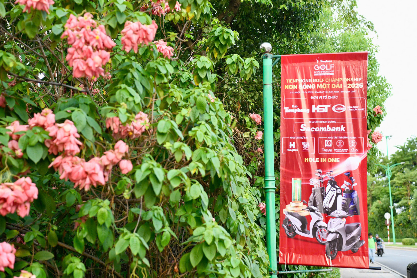 Trước ngày khai mạc Tiền Phong Golf Championship - Non sông một dải, sân golf Tân Sơn Nhất được trang hoàng bởi các pano, áp phích quảng bá cho giải đấu, đồng thời cũng hoàn tất các hạng mục phục vụ Lễ khai mạc sáng ngày 27/4.