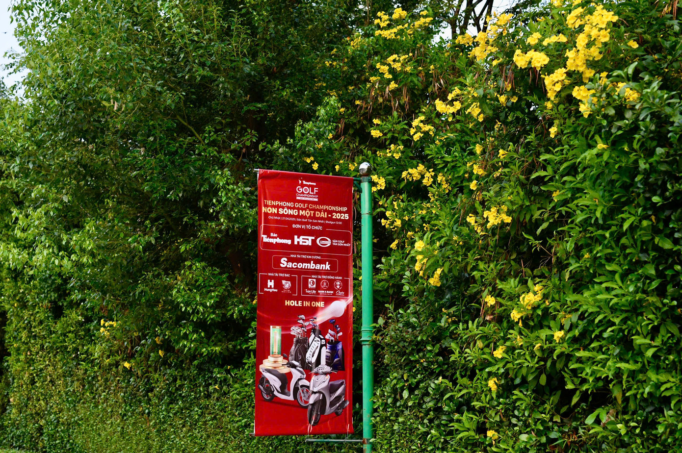 Trước ngày khai mạc Tiền Phong Golf Championship - Non sông một dải, sân golf Tân Sơn Nhất được trang hoàng bởi các pano, áp phích quảng bá cho giải đấu, đồng thời cũng hoàn tất các hạng mục phục vụ Lễ khai mạc sáng ngày 27/4.