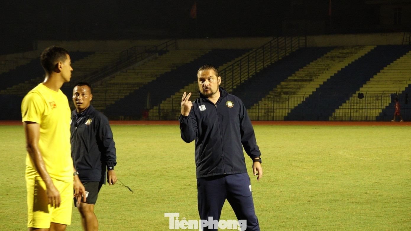 Theo HLV Popov, điều quan trọng là các cầu thủ tin tưởng HLV, tất cả cùng nhìn về một hướng. Theo HLV Popov, điều quan trọng là các cầu thủ tin tưởng HLV, tất cả cùng nhìn về một hướng.