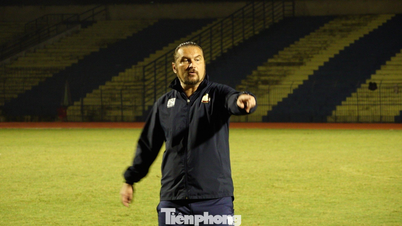 Theo HLV Popov, điều quan trọng là các cầu thủ tin tưởng HLV, tất cả cùng nhìn về một hướng. Theo HLV Popov, điều quan trọng là các cầu thủ tin tưởng HLV, tất cả cùng nhìn về một hướng.