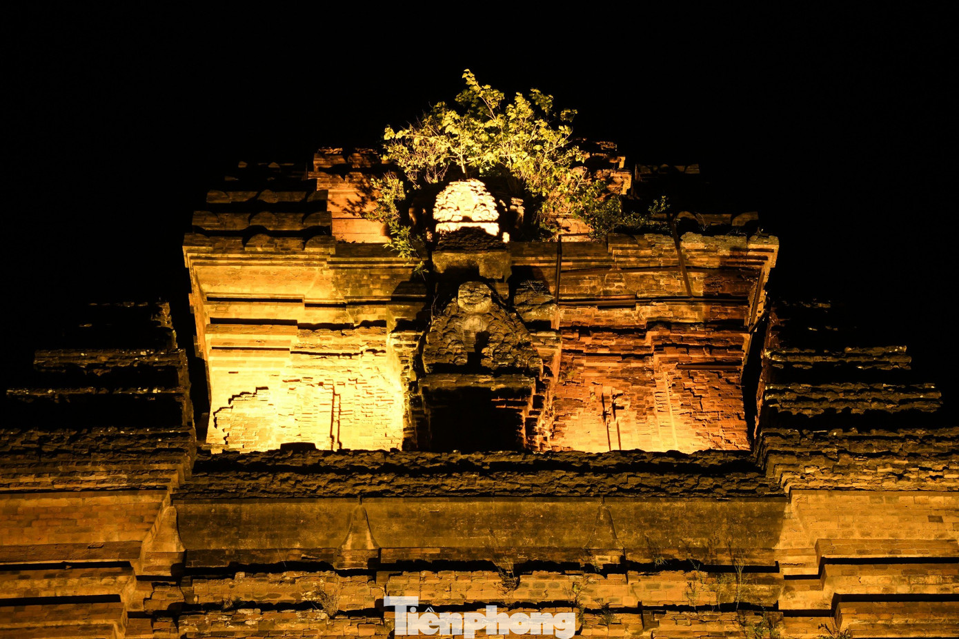 Theo truyền thuyết, Bà Thiên Y A Na từng hạ giới để dạy dân chúng cách cày cấy, dệt vải. Sau khi bà về trời, tưởng nhớ ân đức, người Chăm đã xây dựng ngọn tháp làm nơi thờ phụng.