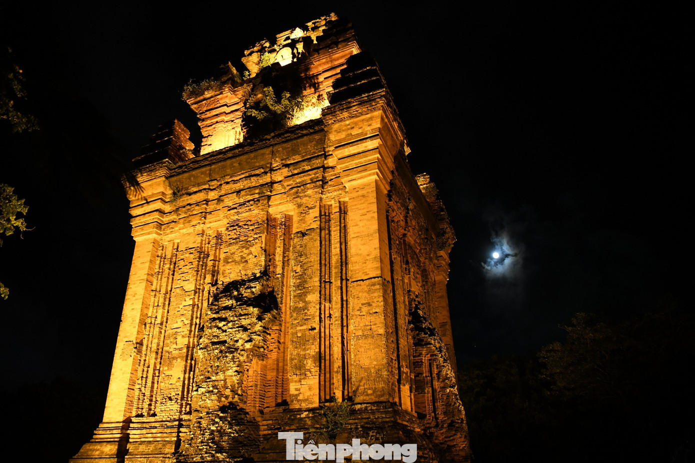 Sách Đại Nam Nhất thống chí chép: &quot;Trên núi Bảo Tháp thờ thần Thượng Đỉnh Chúa Thiết Bà, nhiều lần tỏ rõ linh ứng, được triều ta (triều Nguyễn) nhiều lần phong tặng&quot;. Vào cuối tháng Ba Âm lịch hàng năm tại đây thường diễn ra lễ Vía Bà Thiên Y A Na. Chính lễ vào ngày 21 tháng Ba, thu hút đông đảo nhân dân tham gia, đặc biệt là đồng bào người Chăm.