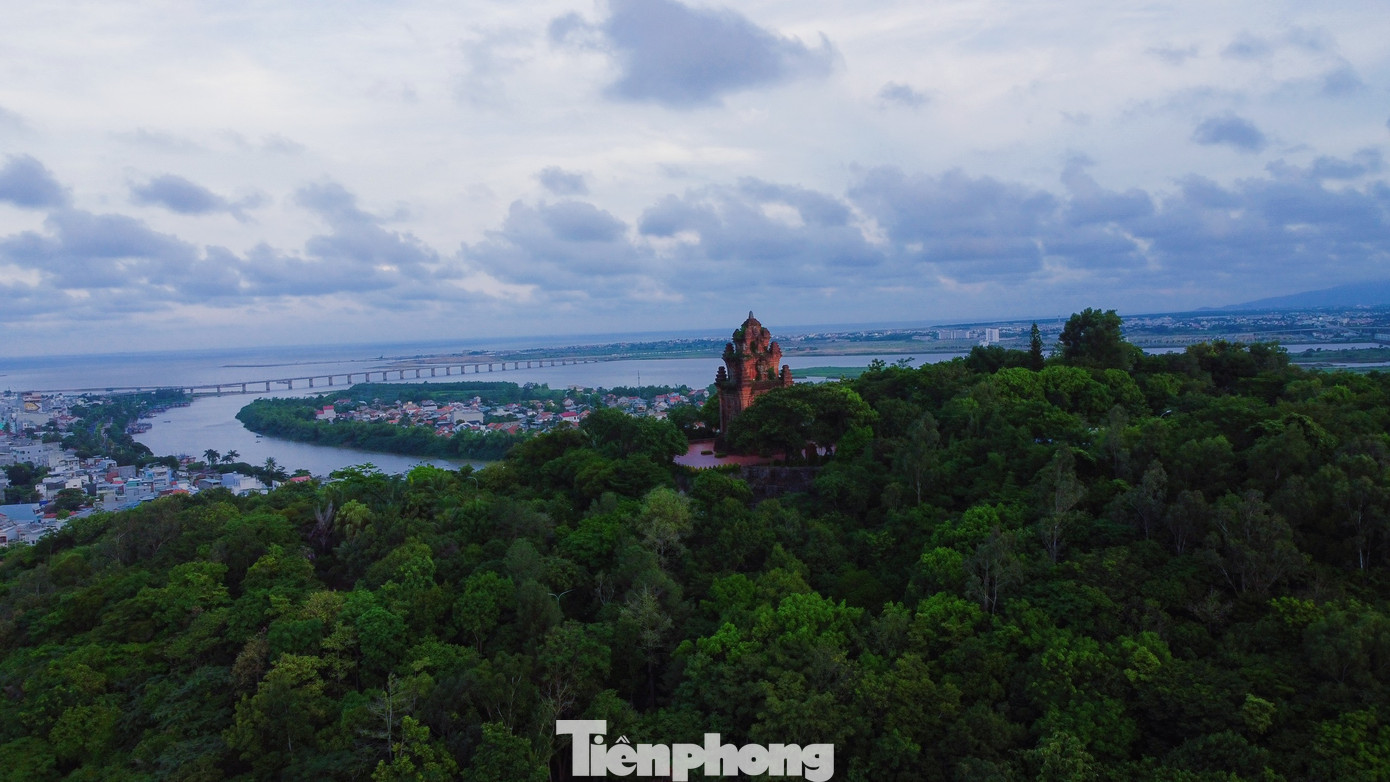 Tháp Nhạn có nhiều tên gọi khác nhau. Người Kinh gọi là Tháp Chàm còn người Chăm gọi là Đền Kalan. Theo Đại Nam Nhất thống chí của Quốc sử quán triều Nguyễn, &quot;phía đông phủ lị Tuy An có núi Bảo Tháp, vì trên có tháp cổ nên gọi tên ấy&quot;. Sau này, có thể vì núi hình cánh nhạn, hoặc nơi đây nhiều chim nhạn, nên cải thành tháp Nhạn và núi Nhạn.