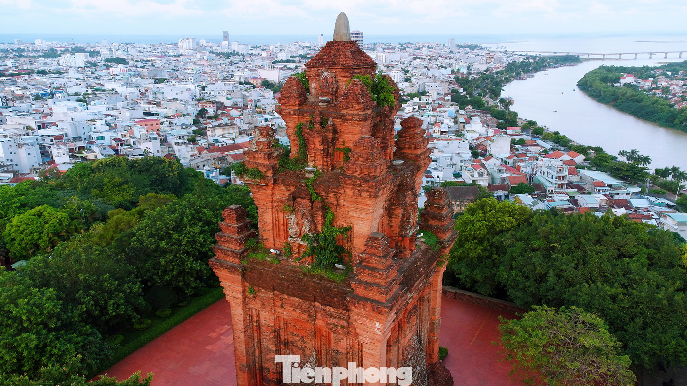 Tháp Nhạn là công trình kiến trúc tháp lớn của người Chăm xây dựng vào khoảng thế kỷ XI. Kiến trúc Tháp Nhạn gồm ba phần theo quan niệm của người Chăm, đại diện cho trần tục, tâm linh và thần linh. Trên đỉnh tháp là một trụ đá hình chóp nhọn, biểu tượng của linga. Đây cũng là phần duy nhất của tháp được làm bằng đá. Linga là sinh thực khí nam, tượng trưng cho thần Shiva, một trong ba vị thần tối cao của Ấn Độ giáo.