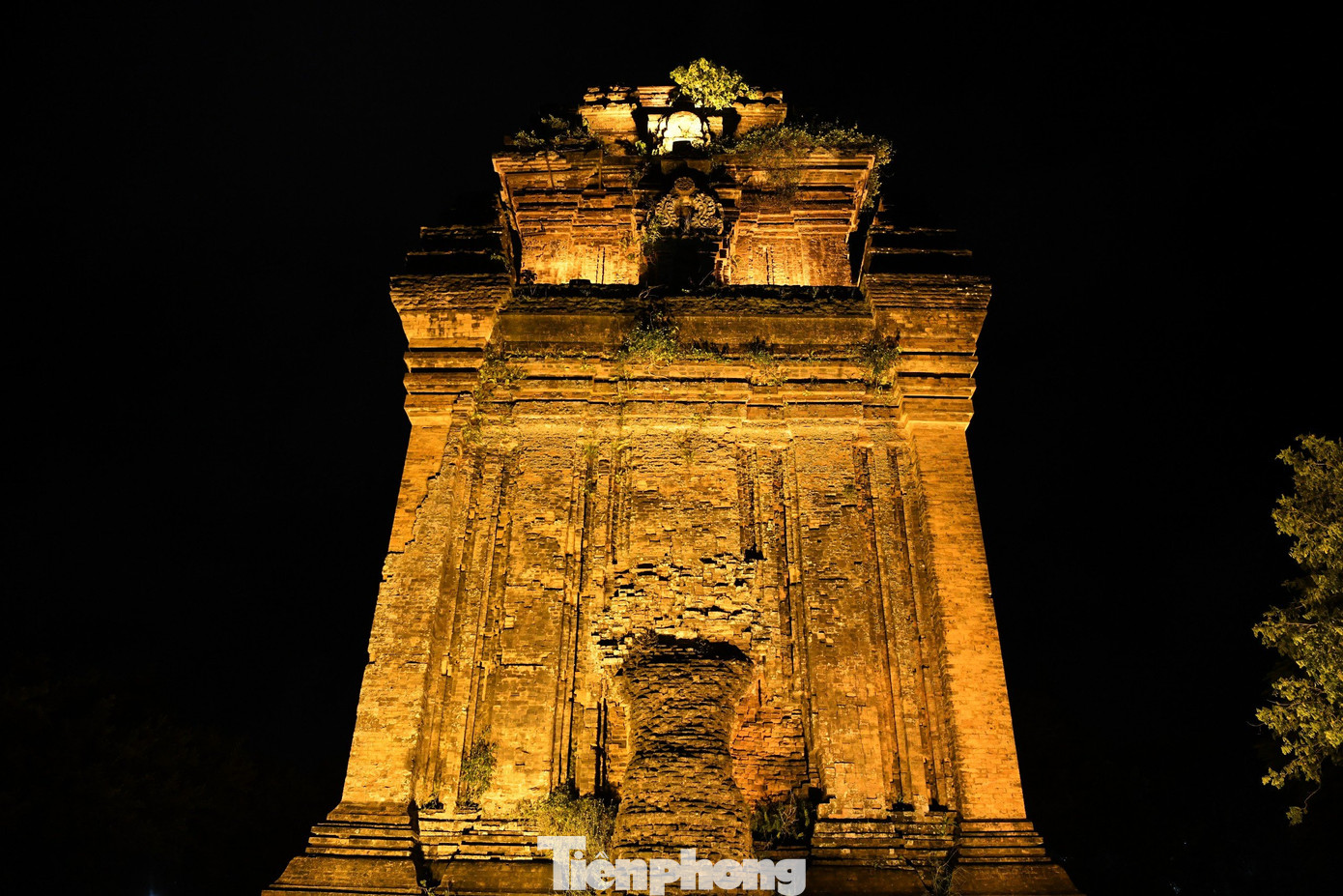 Vào buổi tối, dưới ánh đèn, tháp Nhạn hiện lên lung linh và huyền ảo. Khi xưa, người Chăm dựng tháp hoàn toàn bằng gạch nung, sau đó được xếp khít với nhau. Chúng được liên kết với nhau bằng loại chất liệu thiên nhiên để khi hoàn thành, không hề thấy mạch hồ lộ ra.