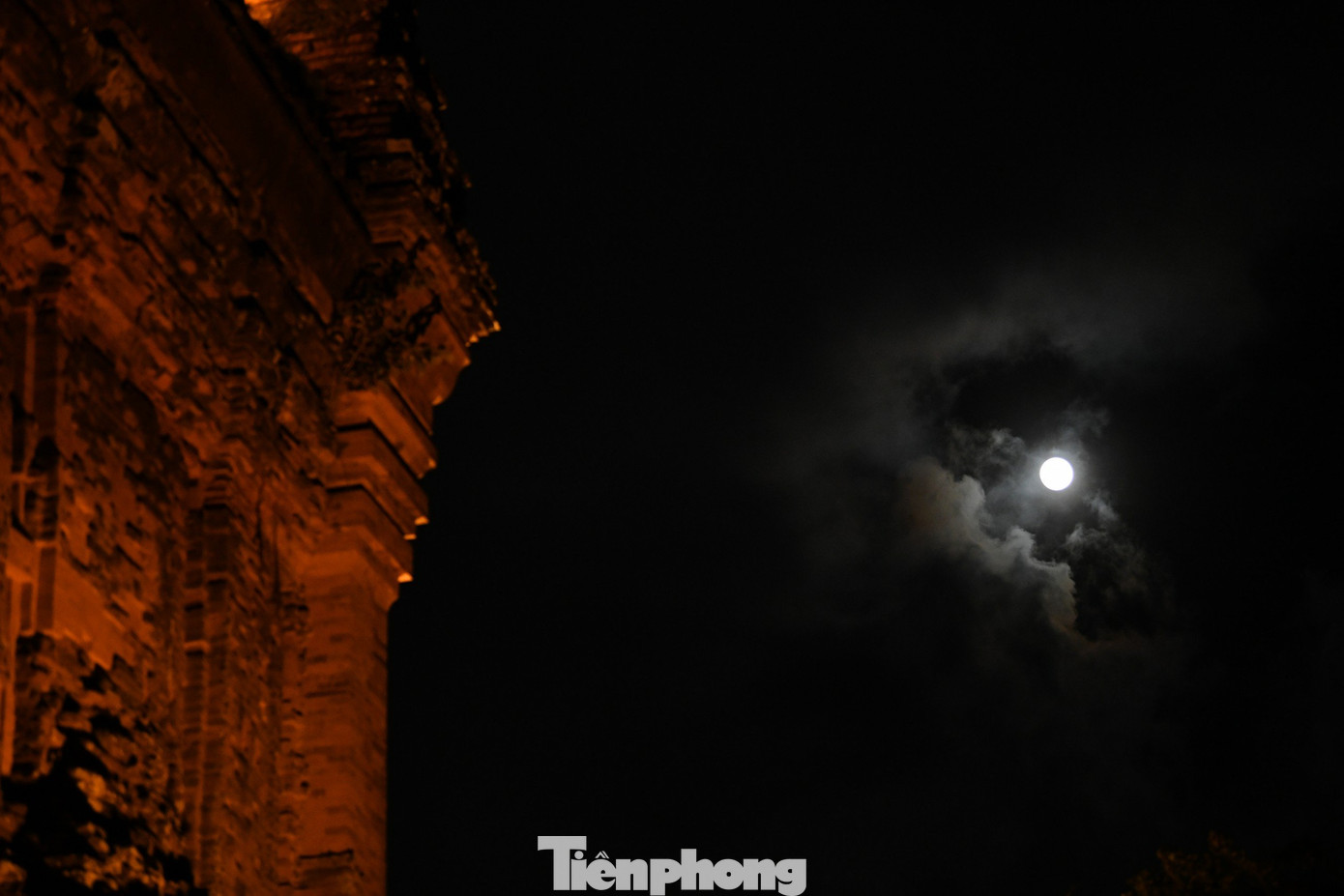 Ngoài ra vào ngày rằm tháng Giêng Âm lịch hằng năm, tháp Nhạn là nơi diễn ra Hội thơ Nguyên tiêu thu hút đông đảo giới văn nghệ sĩ tới ngâm vịnh, chia sẻ thơ ca.