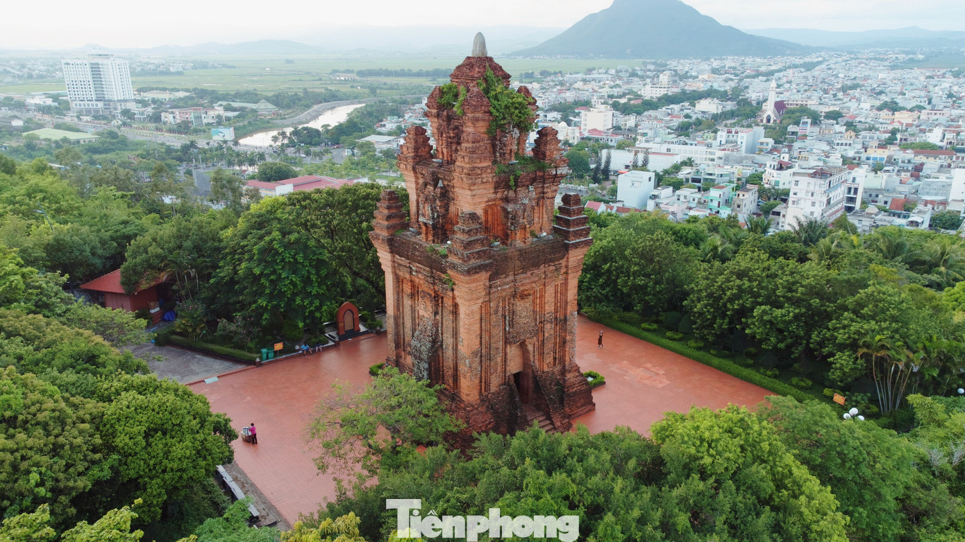 Phú Yên có gần 30 dân tộc, trong đó có hơn 23.000 người Chăm, cùng chung sống. Tháp Nhạn là chứng tích về một quá trình phát triển lâu dài của vùng đồng bằng Tuy Hoà, hành trình khai phá vùng đất Phú Yên của người Việt cũng như sự giao thoa văn hóa, tinh thần hoà hiếu trong mối quan hệ giữa hai dân tộc Việt - Chăm.